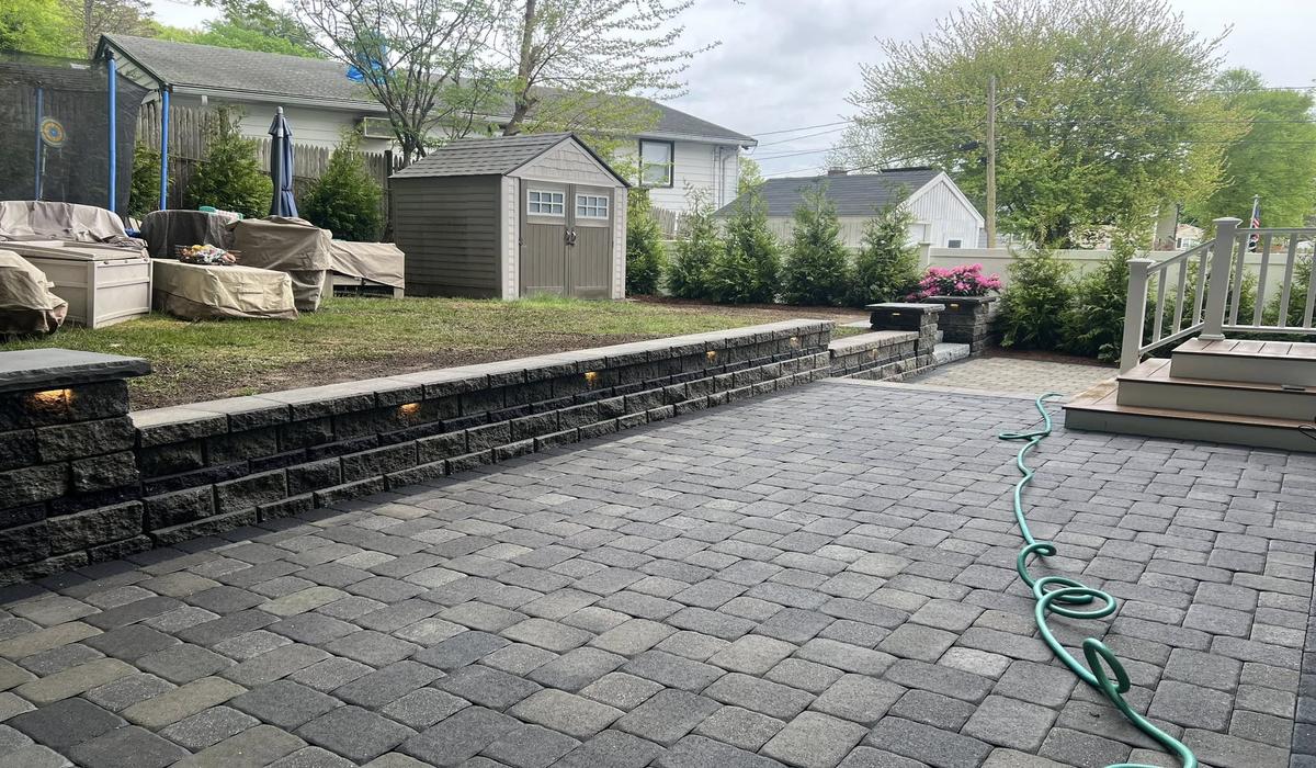interlocking paver patio paving installation with retaining wall